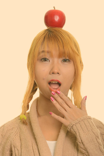 Stúdió lövés fiatal ázsiai nő festett szőke haj elszigetelt fehér háttér - Fotó, kép