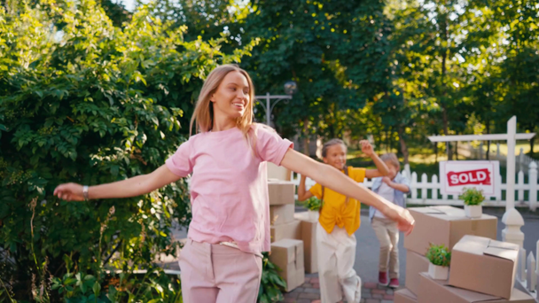 χαρούμενη οικογένεια χορό, ενώ το περπάτημα κοντά σε χαρτοκιβώτια και πωλούνται σκάφους  - Πλάνα, βίντεο