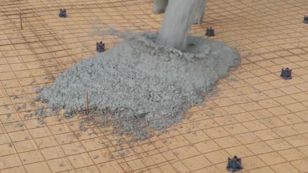El proceso de verter hormigón sobre una base preparada hecha de arena - Metraje, vídeo