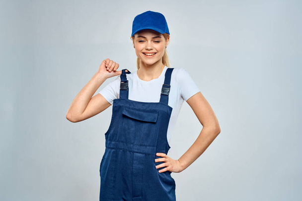 Femme en uniforme de travail service de chapeau bleu service de style de vie - Photo, image