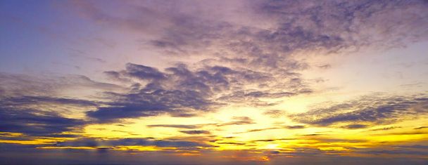 Piękny zachód słońca na niebie z niebiesko-pomarańczowym światłem słońca przez ciemne chmury na niebie, pomarańczowy i czerwony dramatyczne kolory - Obraz - Zdjęcie, obraz