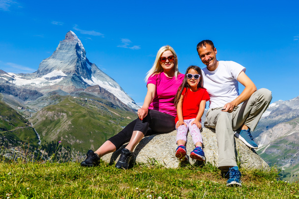 Familie bei einem Wandertag in den Bergen mit Blick auf die Aussicht - Foto, Bild