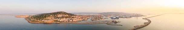 Авиационная панорама города и порта Сете летним утром, в Эро в Окситании, Франция - Фото, изображение