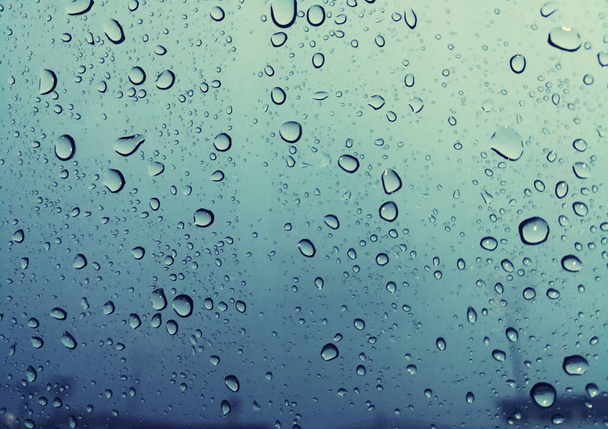 Hermosas gotas de lluvia en una ventana, Gotas de lluvia O Vapor Trough en el vidrio, Resumen de gotas de lluvia en el espejo con un fondo de color. Gotas de agua - Imagen - Foto, imagen