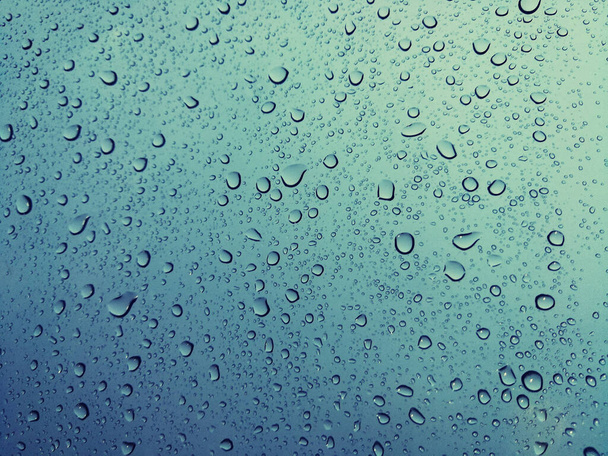 Piękne krople deszczu na oknie, Krople deszczu lub Vapor Trough na szkle, Streszczenie kropel deszczu na lustrze z kolorowym tłem. Krople wody - Obraz - Zdjęcie, obraz