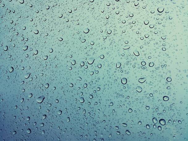 Belles gouttes de pluie sur une fenêtre, gouttes de pluie ou goutte de vapeur sur le verre, Résumé de gouttes de pluie sur le miroir avec un fond coloré. Des gouttes d'eau - Image - Photo, image