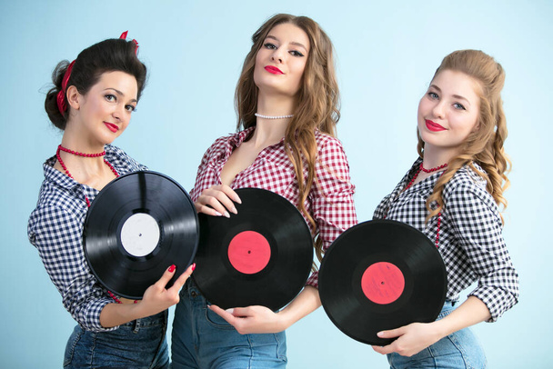 Mujeres al estilo de los años cincuenta con discos de vinilo. - Foto, Imagen
