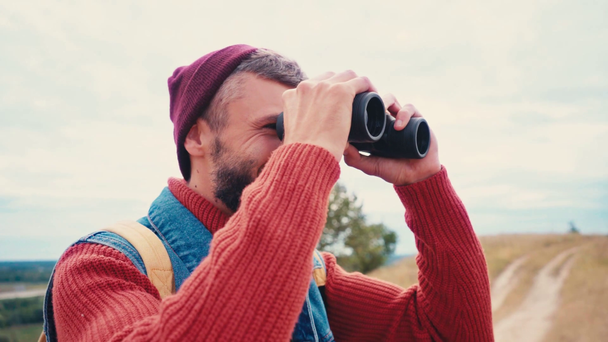 Traveler looking through binoculars and laughing - Footage, Video