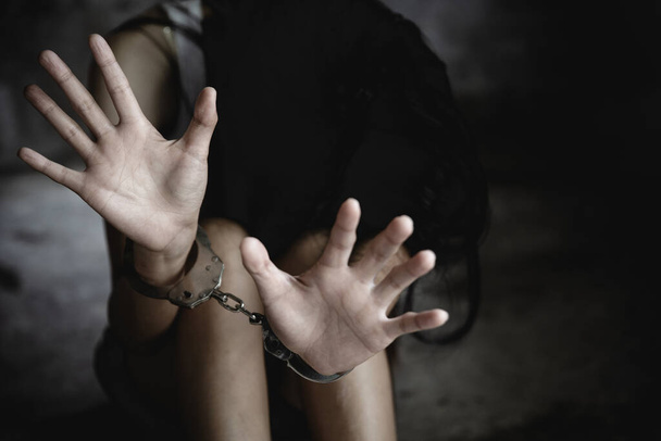 женщина руки с наручниками, насилие преступление и похищение людей концепции. - Фото, изображение