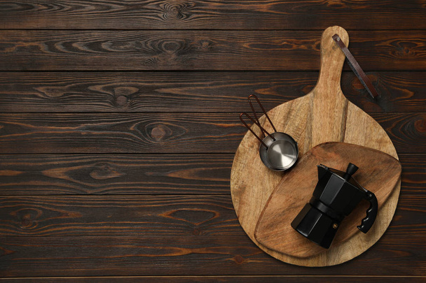 Набор современной кухонной утвари на коричневом деревянном столе, вид сверху. Пространство для текста - Фото, изображение