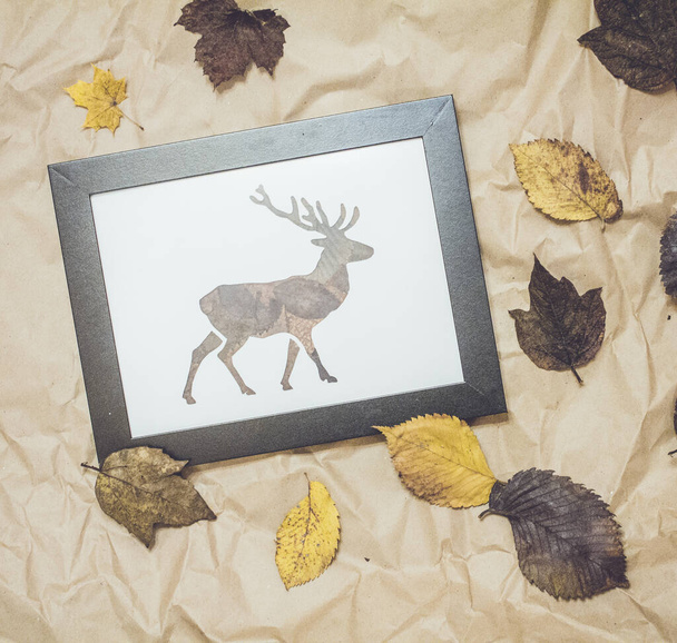 Painting with a deer made from autumn leaves. Picture in a frame made of autumn leaves. Autumn home decor with autumn leaves. - Foto, immagini