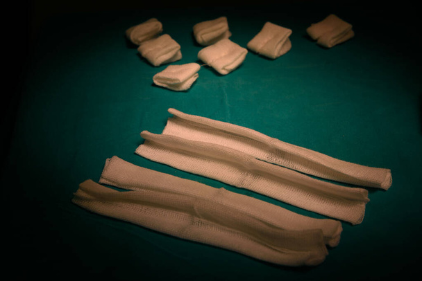 Detailní pohled na chirurgické gázy na operačním stole - Fotografie, Obrázek