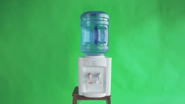 Δοχείο νερού με πλαστικό μπουκάλι σε πράσινη οθόνη - Πλάνα, βίντεο