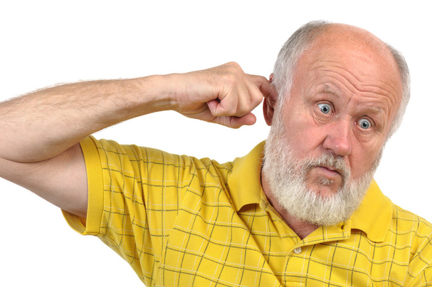 Goofy calvo mayor hombre está escogiendo su oreja
 - Foto, Imagen