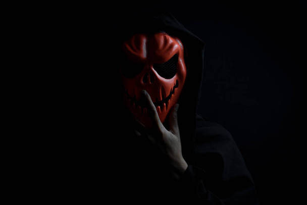 Άνθρωποι που φορούν μάσκα φαντασμάτων τη νύχτα, Dark Halloween Concept. - Φωτογραφία, εικόνα