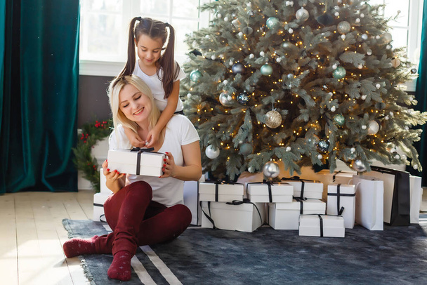 picture of mother and daughter with gift boxes, christmas - Foto, afbeelding