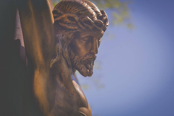 Jézus Krisztus keresztre feszítése. Ősi szobor. - Fotó, kép