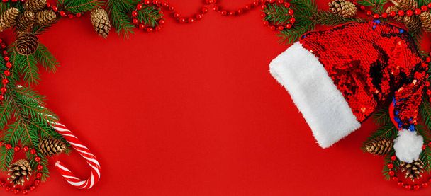 Fond de bannière de Noël. Composition festive sur fond rouge. Vue du dessus, espace de copie. - Photo, image