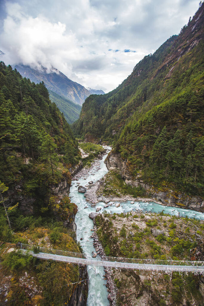Bhote-Khosi folyó völgye, Nepál. Kilátás a Hillary hídról - Fotó, kép