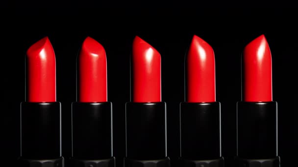 Video eines rotierenden roten Lippenstifts im Studio - Filmmaterial, Video