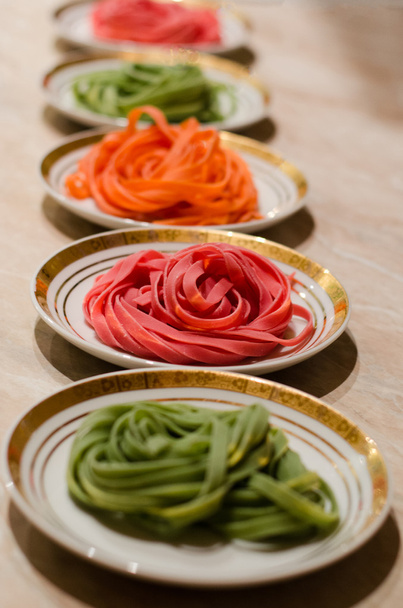 Espaguetis multicolores
 - Foto, imagen