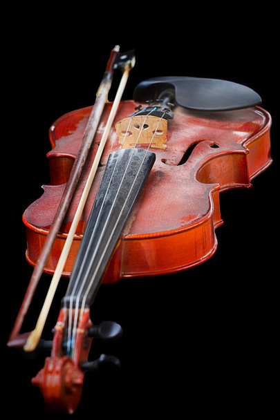 Close up of shiny violin on wooden table, isolated on black back - Foto, Imagen