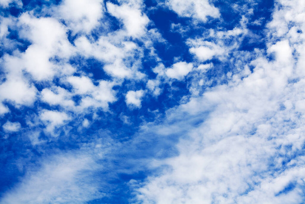 Λευκά σύννεφα cirrus μπλε ουρανό φόντο κοντά, αφράτο πυκνό σύννεφο υφή, όμορφο cloudscape πανοραμική θέα, ηλιόλουστο ουρανό συννεφιασμένο καιρό, φόντο συννεφιά, γαλάζιο ουρανό πανόραμα, στρώμα όζοντος - Φωτογραφία, εικόνα