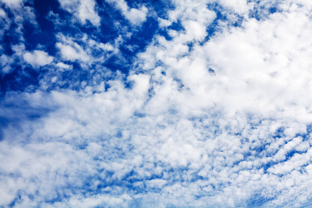 Valkoinen cirrus pilvet sininen taivas tausta lähikuva, pörröinen cumulus pilvi rakenne, kaunis pilvi panoraamanäköala, aurinkoinen taivas pilvinen sää, pilvisyys tausta, taivaansininen taivas panoraama, otsonikerros - Valokuva, kuva