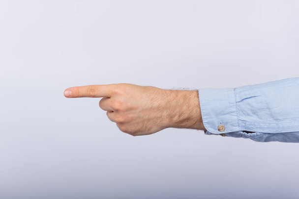 A férfi kéz a mutatóujj irányát mutatja. Mutogató kéz fehér háttér - Fotó, kép