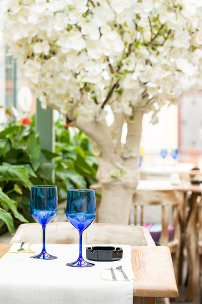 Tyhjät siniset lasit ravintolapöydällä
 - Valokuva, kuva