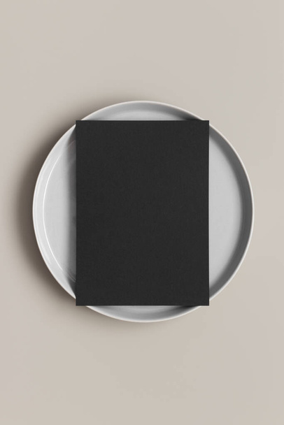 Запрошення макет чорної картки на тарілці, співвідношення 5x7, подібне до A6, A5
. - Фото, зображення