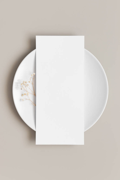 Tarjeta de menú maqueta con una gypsophila en un plato, proporción 4x9. - Foto, Imagen