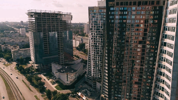 Luchtfoto van onvoltooide constructies in de stad - Video