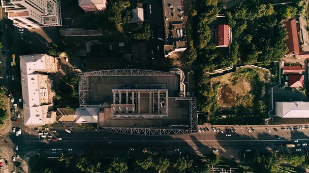 Top uitzicht op het gebouw daken en verkeerswegen in de stad wijk - Video