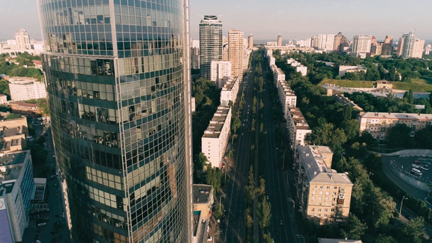 Вид с воздуха на фасад небоскреба в жилом районе - Кадры, видео