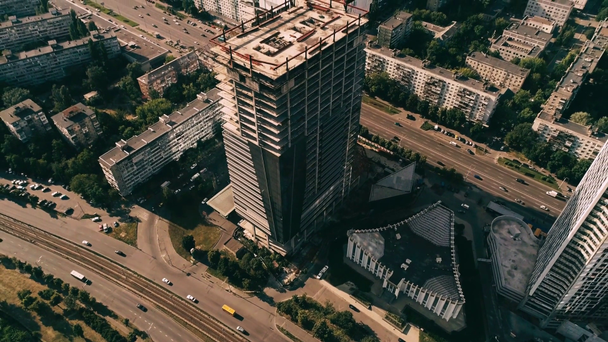 Vista aérea de autopistas y rascacielos sin terminar en el distrito residencial - Metraje, vídeo