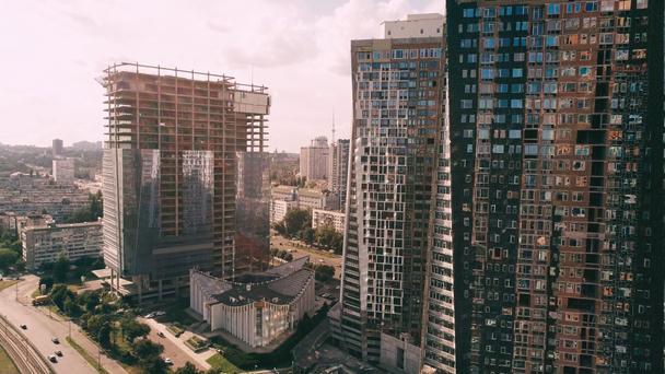 Ilmakuva keskeneräisistä rakennelmista kaupunginosassa - Materiaali, video
