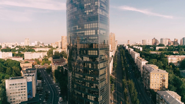 Αεροφωτογραφία του σύγχρονου ουρανοξύστη στην πόλη - Πλάνα, βίντεο