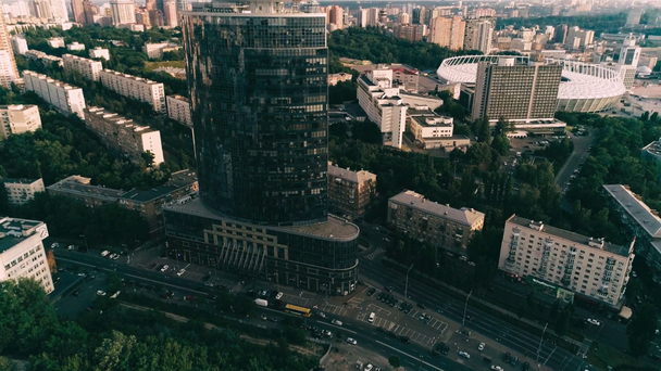 Вид с воздуха на современный небоскреб в центре города - Кадры, видео