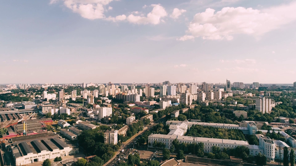 Gündüz şehir manzarasının hava görüntüsü - Video, Çekim
