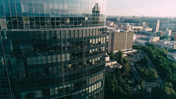 Şehir merkezindeki gökdelenin cam cephesinin havadan görünüşü - Video, Çekim