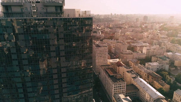 Αεροφωτογραφία του σύγχρονου ουρανοξύστη και των κτιρίων  - Πλάνα, βίντεο