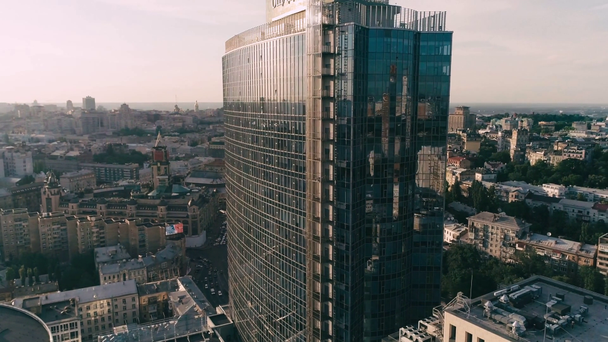 Letecký pohled na moderní mrakodrap v centru města - Záběry, video