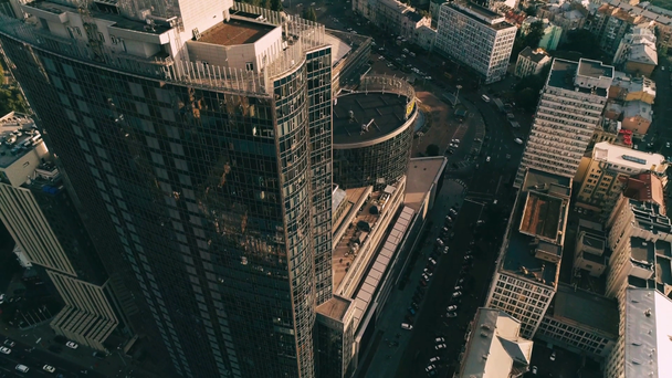 Luchtfoto van stadsdeel met moderne wolkenkrabber - Video