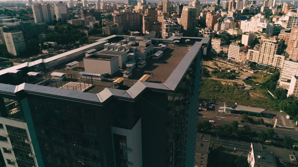 Aerial view of skyscraper roof and city district - Filmagem, Vídeo