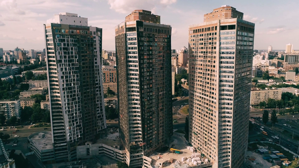 Luchtfoto van onafgewerkte wolkenkrabbers in de stad - Video