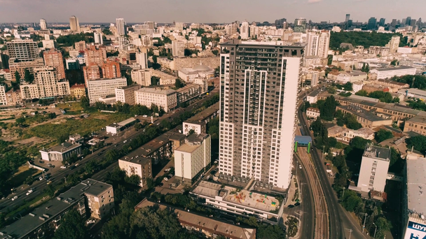 Αεροφωτογραφία του αστικού τοπίου με ουρανοξύστη, κτίρια και δρόμους κυκλοφορίας - Πλάνα, βίντεο