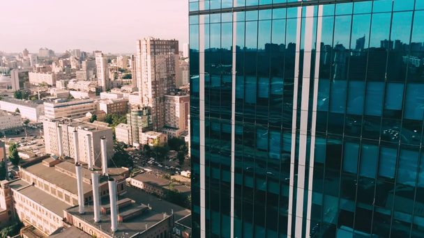 Widok z lotu ptaka na elewację drapacza chmur w dzielnicy przemysłowej - Materiał filmowy, wideo