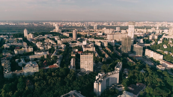 Widok z lotu ptaka dzielnicy mieszkalnej z drzewami - Materiał filmowy, wideo
