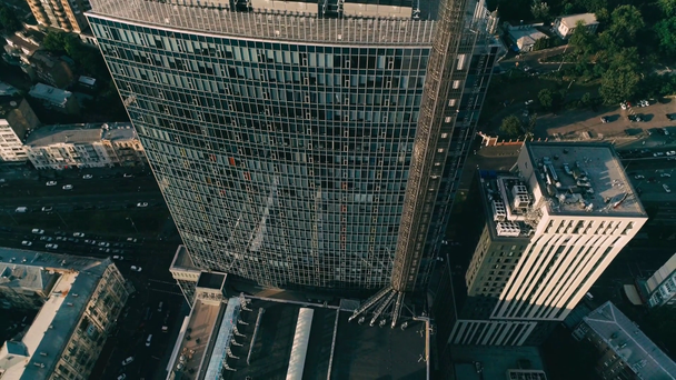 A felhőkarcoló és az utak légi kilátása - Felvétel, videó